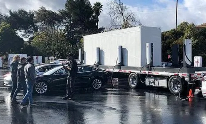 特斯拉又打破默守陳規(guī)！這次是預(yù)制混凝土部署充電樁！