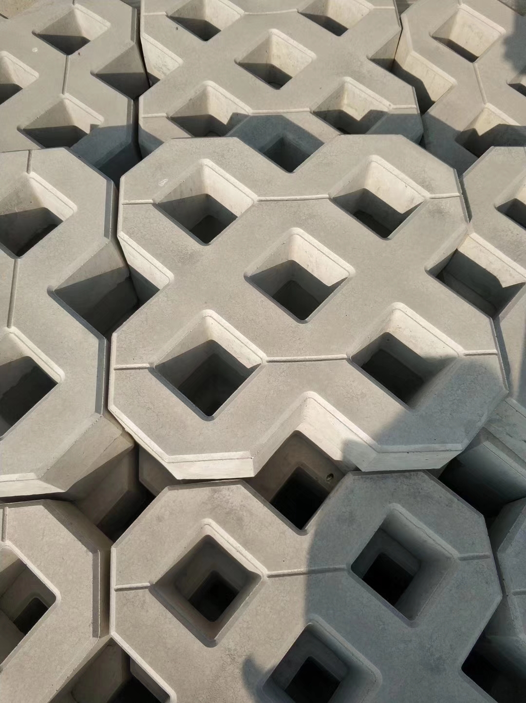 現(xiàn)在的城市露天停車場都鋪設什么磚？