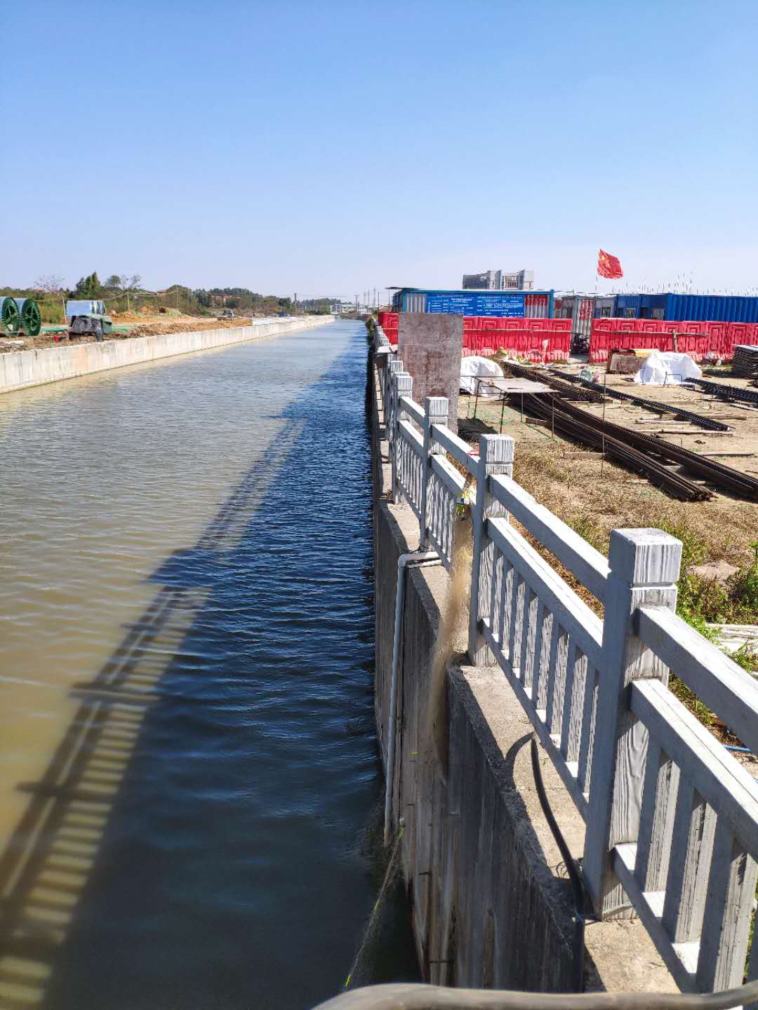 河邊的護(hù)欄到底多高才合適？